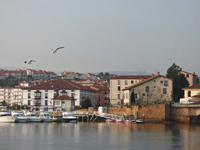 10. San Vicente de la Barquera, &Scaron;panjolska - "Ovo nije klasični primorski grad. Nećete pronaći palme ili &scaron;etnicu uz more, ali ćete pronaći &scaron;iroke pje&scaron;čane plaže duž zelenih kantabrijskih brežuljaka. Na u&scaron;ću Biskajskog zaljeva, samo pola sata vožnje zapadno od Santandera, tradicionalne kantabrijske kuće s kosim krovovima boje koralja nižu se duž luke, dok se gotička katedrala i dvorac iz 13. stoljeća u starom gradu nalaze visoko na vrh brda, vapnenački Picos de Europa koji se nazire u pozadini. Riba i plodovi mora također su izvrsni u nekoliko restorana koje preporučuje Michelin", otkrila je Eddi Fiegel.