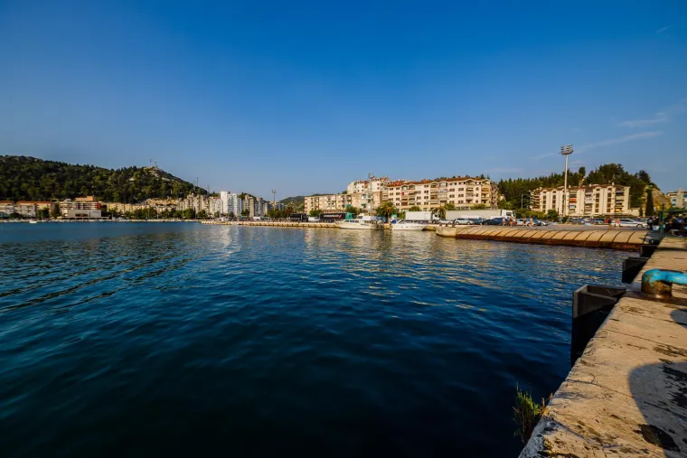 3. Ploče, Hrvatska - "Smje&scaron;tene otprilike na pola puta između Dubrovnika i Splita, na spektakularnoj, ali napornoj obalnoj cesti, Ploče bi vas lako mogle navesti na pomisao da je to razumno mjesto za stajanje. U stvarnosti, to je zapu&scaron;tena luka s petrokemijskim terminalom i silosima za žito, smje&scaron;tena na u&scaron;ću rijeke Neretve", napisala je Jane Foster.