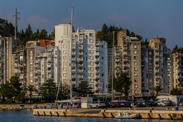 "Ploče imaju željezničku prugu koja vodi prema Sarajevu (danas radi samo ljeti, nudeći slikovitu rutu uz dolinu Neretve u Bosnu), a postoji i korisna Jadrolinijina trajektna linija za Trpanj na Pelje&scaron;cu. No, nije to mjesto na kojem biste željeli ostati", dodala je.