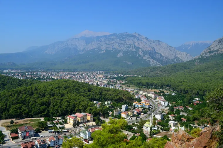 4. Kemer, Turska - "Ironično, samo 20 milja od &Ccedil;ıralıja, Kemer je potpuno li&scaron;en karaktera. Namjenski izgrađen s obližnjim odmarali&scaron;tem kao &scaron;to je Beldibi, progutali su mala ribarska sela koja su nekoć bila nasuta obalom južno i zapadno od Antalije. Hotelski kompleksi, vodeni parkovi, restorani i trgovački centri zajedno stvaraju beživotni križanac seta 'Trumanova showa' i Pontinsovih kampova za odmor. Otprilike 300.000 posjetitelja izabere Kemer za svoj odmor svake godine, a velika većina uživa u njegovim pristojnim sadržajima i prekrasnom okruženju, ali mogli su otići bilo gdje", istaknuo je Terry Richardson.