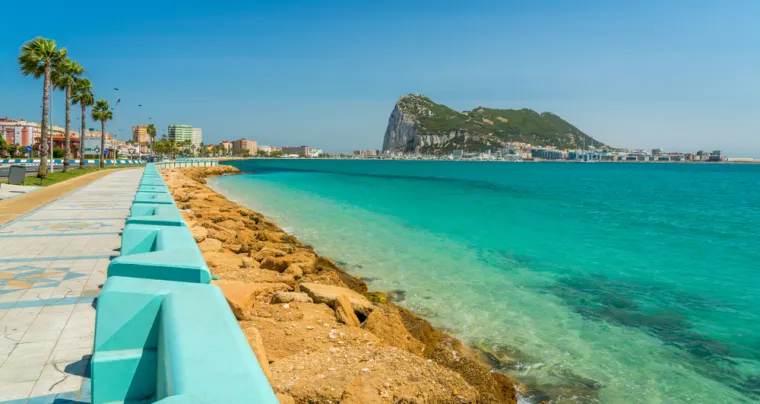 5. La Linea de la Concepci&oacute;n, &Scaron;panjolska - "Povijest nije bila naklonjena La L&iacute;nei. Neki bi mogli tvrditi da grad ima &scaron;iroke pje&scaron;čane plaže, ali budući da se nalazi izravno na granici između &Scaron;panjolske i Gibraltara, va&scaron; pogled na impozantni Gibraltar, barem s jedne strane, prikazuje niz visokih nebodera koji se uzdižu preko cijele obale. Obližnja rafinerija nafte &ndash; najveća na Pirinejskom poluotoku &ndash; jednako je neprivlačna. Dok gledajte prema moru, horizont je isprekidan naftnim tankerima preko Gibraltarskog zaljeva. Postoji čudan znak regeneracije, ali dodajte reputaciju La L&iacute;nee kao prijestolnice kriminala", otkrila je Eddi Fiegel.