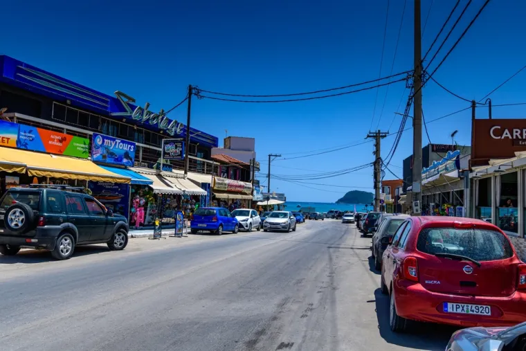 6. Laganas, Zante, Grčka - "Popularan je među mlađim turistima zbog živog noćnog života, ali onima starijima od 25 bolje je da tu ne idu. Kornjače bi se ljeti mogle okupiti kako bi položile svoja jaja na meki pijesak plaže Laganas, ali svi stariji od 25 godina vjerojatno će htjeti izbjeći ovo odmarali&scaron;te s mno&scaron;tvom klubova i barova. Pločnici su prepuni momaka golih prsa i djevojaka odjevenih u oskudne bikinije. &Scaron;teta, jer, izvan te zone noćnog života, Laganas ima mnogo tradicionalnih taverni, ležernih barova i obiteljskih odmarali&scaron;ta", napisala je Heidi Fuller-Love.