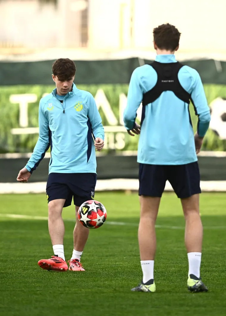 Tako je odlučio u ponedjeljak i utorak raditi u potpunom miru i tajnosti, glanca neke taktičke zamisli, koje ne bi trebale ugledati svjetlo dana. 