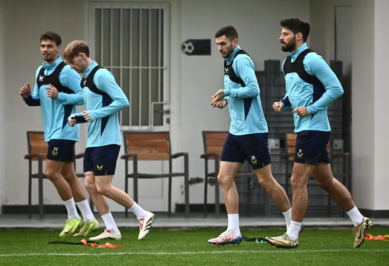 Cannavaro na treninzima želi samo 100 posto spremne igrače, ako je netko malo načet ili osjeća neki problem, taj dan pauzira. Fabio energično sudjeluje u treninzima, prekida ih ako treba, obja&scaron;njava svakom pojedinačno. Govori uglavnom na engleskom jeziku, ali ponekad oči u oči i na talijanskom, jer u Dinamu dosta igrača zna talijanski jezik. 