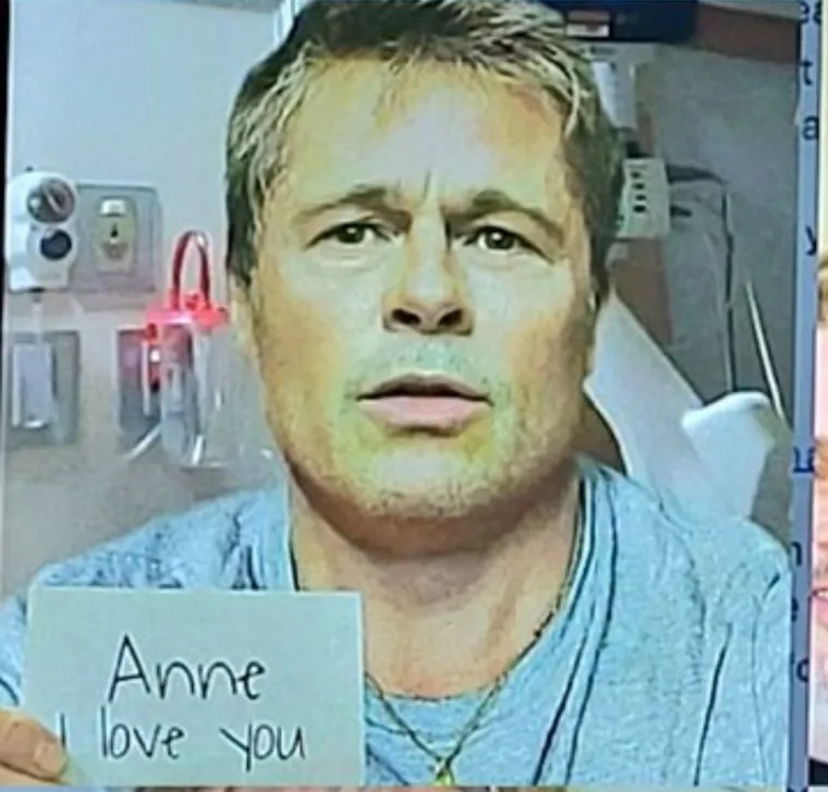 Uslijedila je jednogodišnja online afera koja je bila upotpunjena brojnim porukama, romantičnim pjesmama te glumčevim fotografijama iz bolničke postelje. 