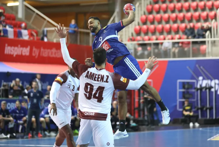 Francuski &scaron;uter poletio je zrakom u Poreču. Veselin Vujović poku&scaron;ao je sve kako bi njegovi igrači u reprezentaciji Katra to zaustavili, ali nisu uspjeli. Nevjerojatno kakav odraz imaju rukometa&scaron;i Francuske. Iznimno su spremni. 