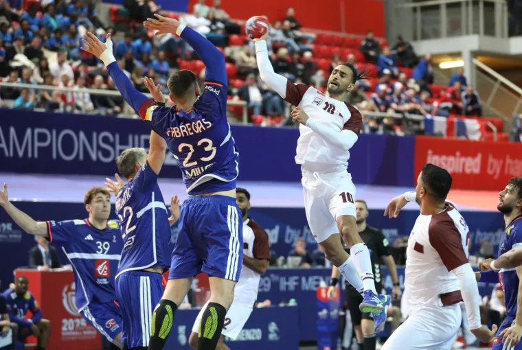 U obrani su neprolazni. Pogledajte Fabregasa u skoku. Brani poku&scaron;aj igrača iz Katra. 