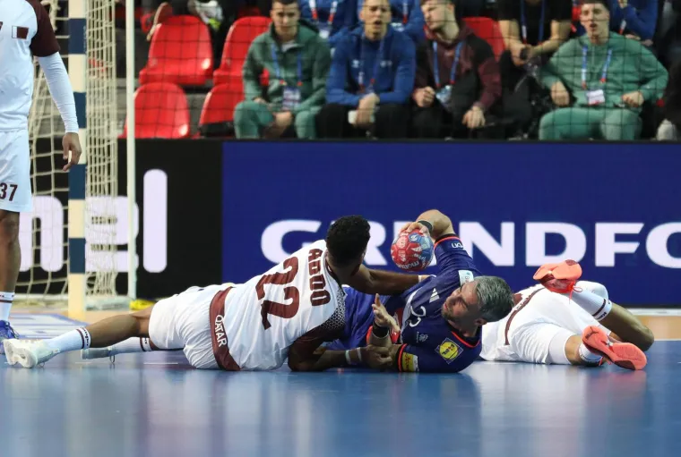 Francuska kad ima loptu, pa iako igrač padne na tlo, te&scaron;ko ju gubi iz ruku. Jako su borbeni. 