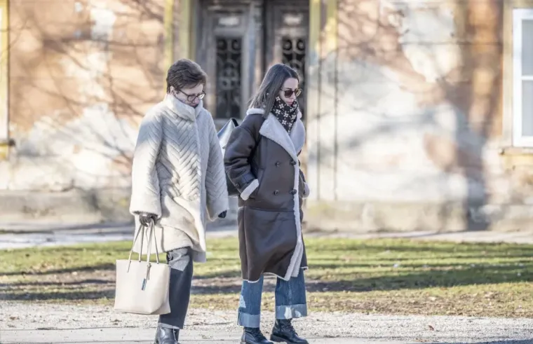 Mlađe i starije generacije okupile su se u toplim kaputima, modno usklađene, uživajući u zajedničkoj &scaron;etnji i druženju. 