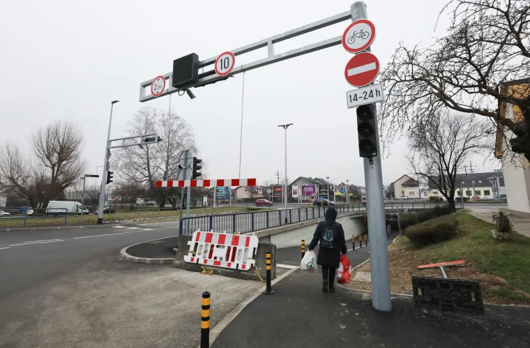 Ljudi pripazite! Ovo je podvožnjak u kojemu će se smjer prometa mijenjati ovisno o dobu dana