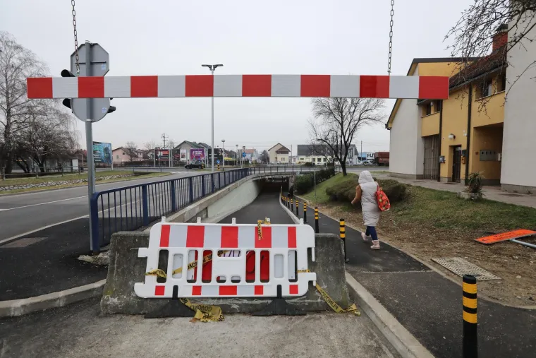 Od ponoći do 14 sati vozači će se podvožnjakom Dubravica kretati iz smjera sjevera prema jugu, a onda velika promjena i okret za 180 pa će promet od 14 sati do ponoći teći u obrnutom smjeru. 
