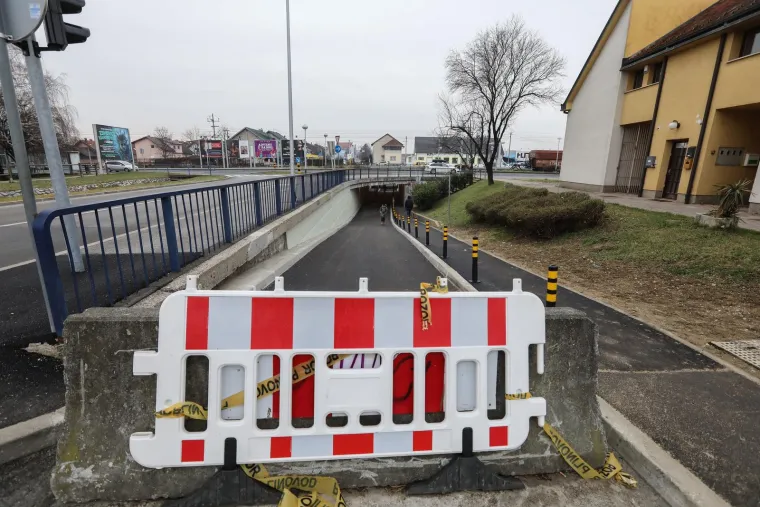 Dubravica je dosad bila pješački pothodnik, no Aleja grada Bologne trebala bi dobiti novi cestovni podvožnjak pa će se vozači prvi put u Zagrebu susresti s dinamičkim vođenjem prometa. 