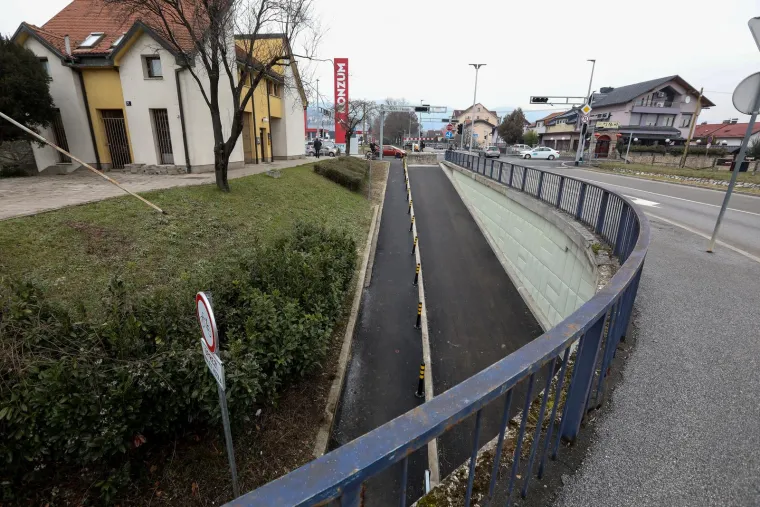 Novo rje&scaron;enje uvodi se zbog velikih gužvi koje se stvaraju na odlasku i povratku vozača s posla pa će se prema njima mijenjati smjer prometa. Neki se boje da će promjena usred dana zbuniti vozače i dovesti do kolapsa.