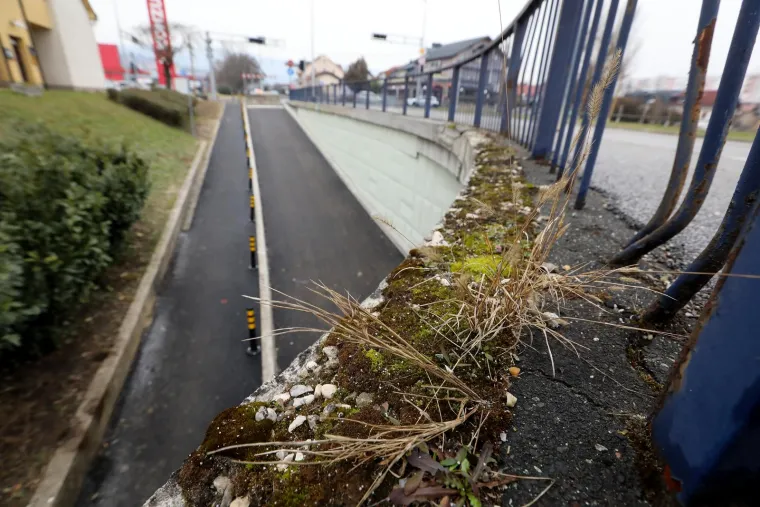 Ljudi pripazite! Ovo je podvožnjak u kojemu će se smjer prometa mijenjati ovisno o dobu dana