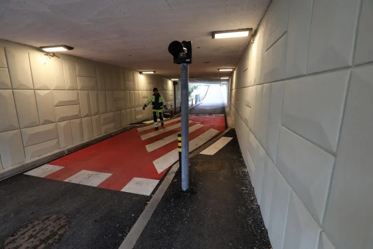 Ljudi pripazite! Ovo je podvožnjak u kojemu će se smjer prometa mijenjati ovisno o dobu dana