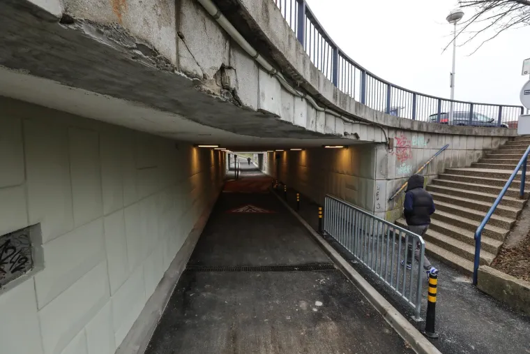 Ljudi pripazite! Ovo je podvožnjak u kojemu će se smjer prometa mijenjati ovisno o dobu dana