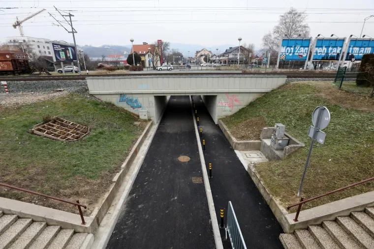 Ljudi pripazite! Ovo je podvožnjak u kojemu će se smjer prometa mijenjati ovisno o dobu dana