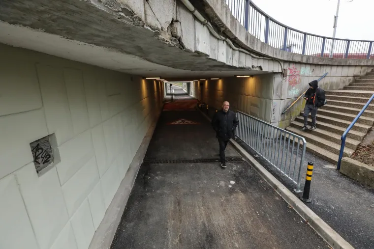 Ljudi pripazite! Ovo je podvožnjak u kojemu će se smjer prometa mijenjati ovisno o dobu dana