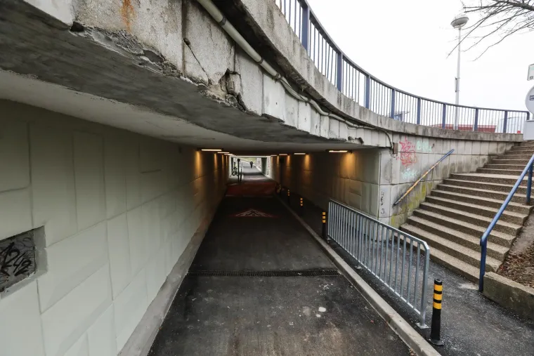 Ljudi pripazite! Ovo je podvožnjak u kojemu će se smjer prometa mijenjati ovisno o dobu dana