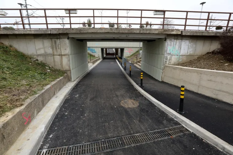 Ljudi pripazite! Ovo je podvožnjak u kojemu će se smjer prometa mijenjati ovisno o dobu dana