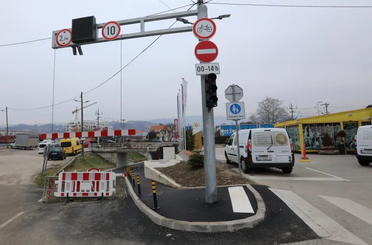 Ljudi pripazite! Ovo je podvožnjak u kojemu će se smjer prometa mijenjati ovisno o dobu dana