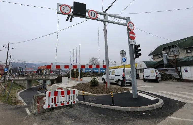 Ljudi pripazite! Ovo je podvožnjak u kojemu će se smjer prometa mijenjati ovisno o dobu dana