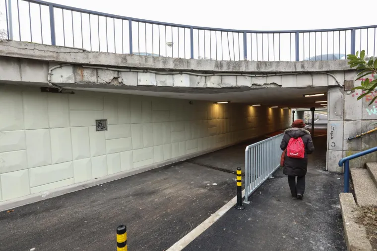 Ljudi pripazite! Ovo je podvožnjak u kojemu će se smjer prometa mijenjati ovisno o dobu dana