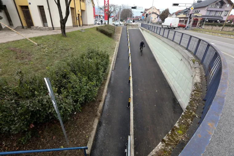 Ljudi pripazite! Ovo je podvožnjak u kojemu će se smjer prometa mijenjati ovisno o dobu dana