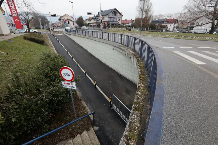 Ljudi pripazite! Ovo je podvožnjak u kojemu će se smjer prometa mijenjati ovisno o dobu dana