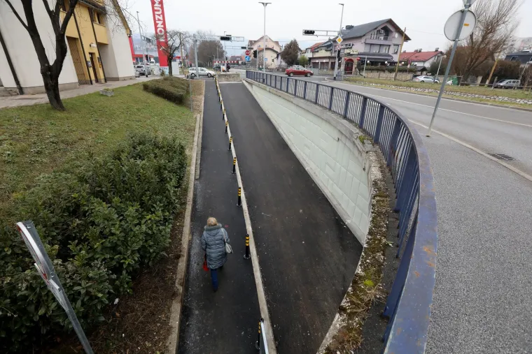 Ljudi pripazite! Ovo je podvožnjak u kojemu će se smjer prometa mijenjati ovisno o dobu dana