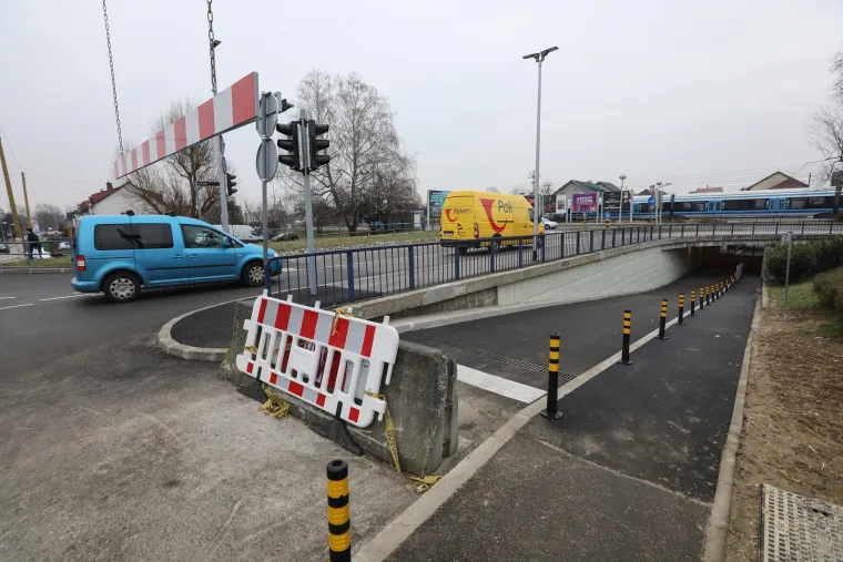 Ljudi pripazite! Ovo je podvožnjak u kojemu će se smjer prometa mijenjati ovisno o dobu dana