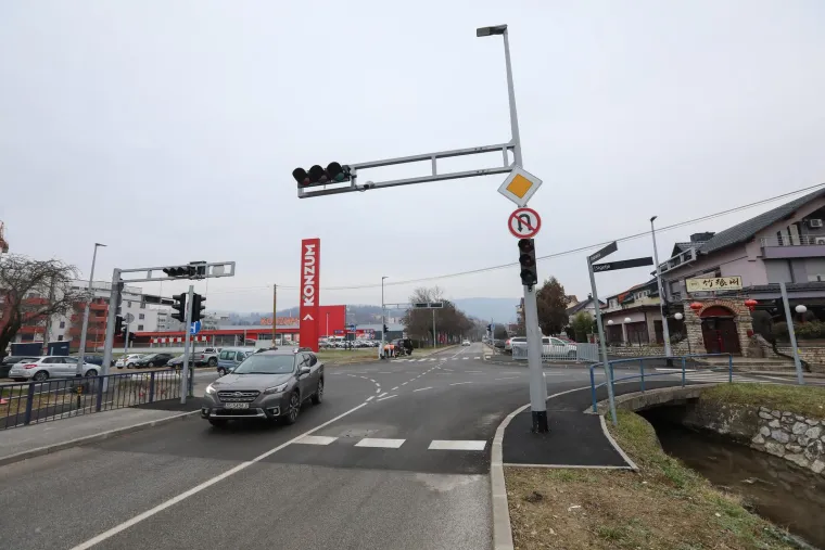 Ljudi pripazite! Ovo je podvožnjak u kojemu će se smjer prometa mijenjati ovisno o dobu dana