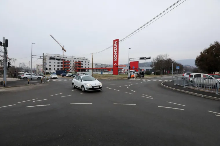 Ljudi pripazite! Ovo je podvožnjak u kojemu će se smjer prometa mijenjati ovisno o dobu dana