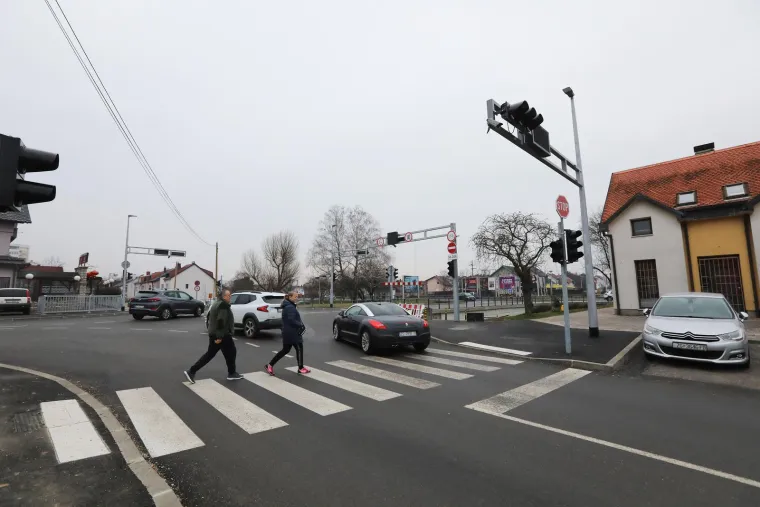 Ljudi pripazite! Ovo je podvožnjak u kojemu će se smjer prometa mijenjati ovisno o dobu dana
