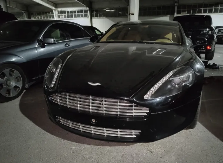 Garaža predsjedničke palače u Damasku sada nalikuje jedinstvenoj galeriji s rijetkim vozilima ograničenih izdanja, od klasičnih do sportskih i električnih automobila.
