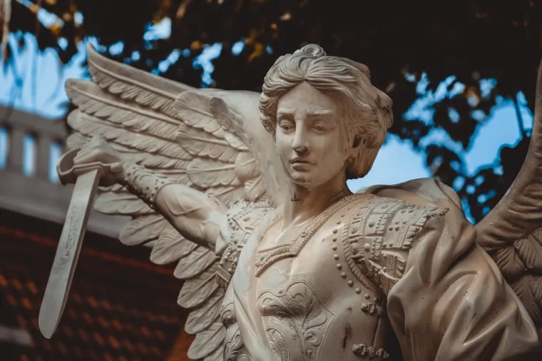 To ne znači da su arkanđeli na najvišem rangu po hijerarhiji jer te pozicije zauzimaju serafimi, kerubini i anđeli s prijestolja. Arkanđeli zauzimaju niže mjesto u hijerarhiji, odmah su iznad anđela čuvara.
