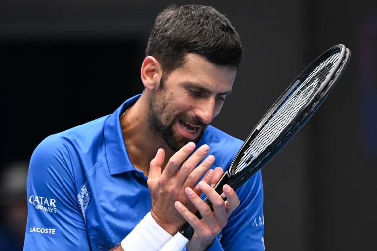 Đoković je noćas ispisao i nove stranice teniske povijesti, srušivši rekord Rogera Federera po najvećem broju nastupa na Grand Slam turnirima ikad, sada ih ima 430, a u 431. čeka ga nadareni češki tenisač Tomaš Mahač, koji je u maratonu od pet setova srušio američkog gorostasa Reillya Opelku.