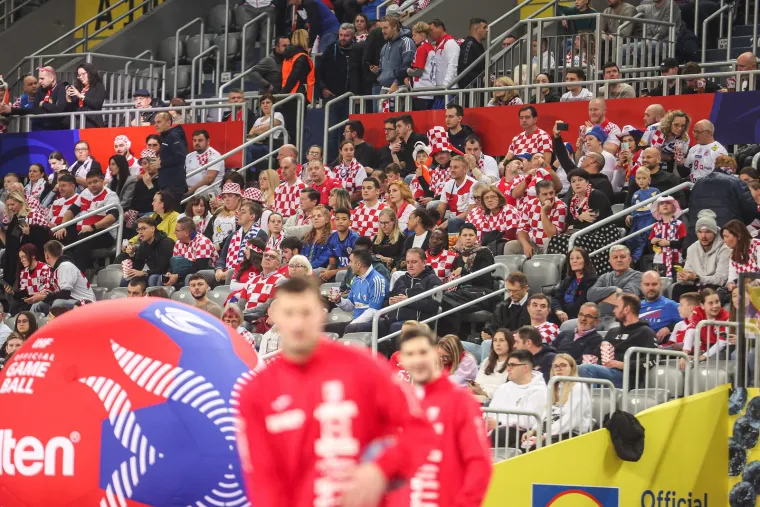 Atmosferu na tribinama zapalile dvije plavuše: Vesele navijačice upale u prvi plan