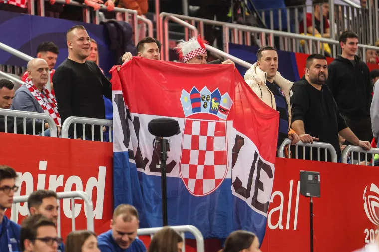Atmosferu na tribinama zapalile dvije plavuše: Vesele navijačice upale u prvi plan