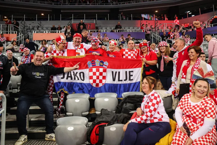 Atmosferu na tribinama zapalile dvije plavuše: Vesele navijačice upale u prvi plan