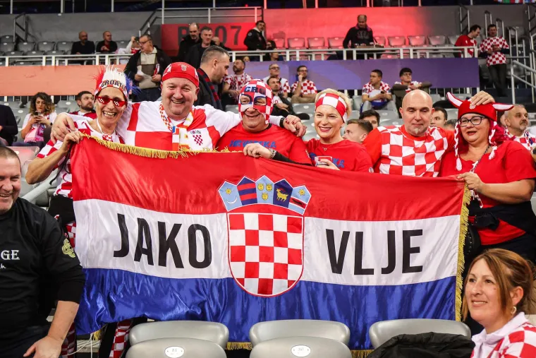 Atmosferu na tribinama zapalile dvije plavuše: Vesele navijačice upale u prvi plan