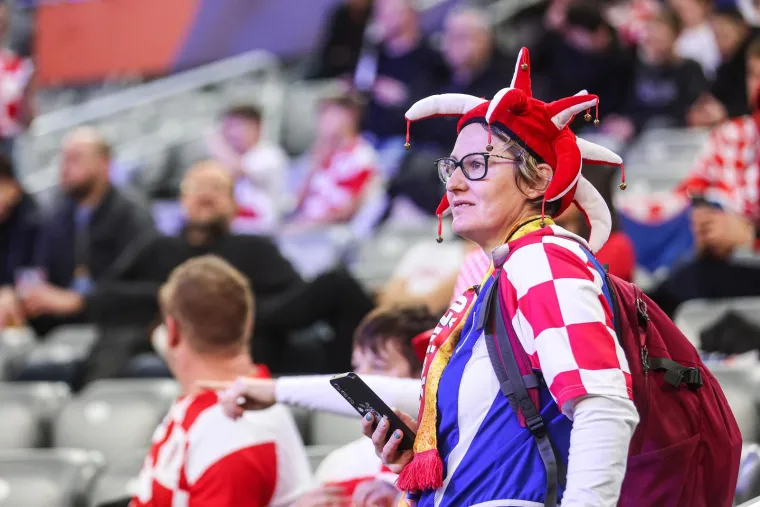 Atmosferu na tribinama zapalile dvije plavuše: Vesele navijačice upale u prvi plan