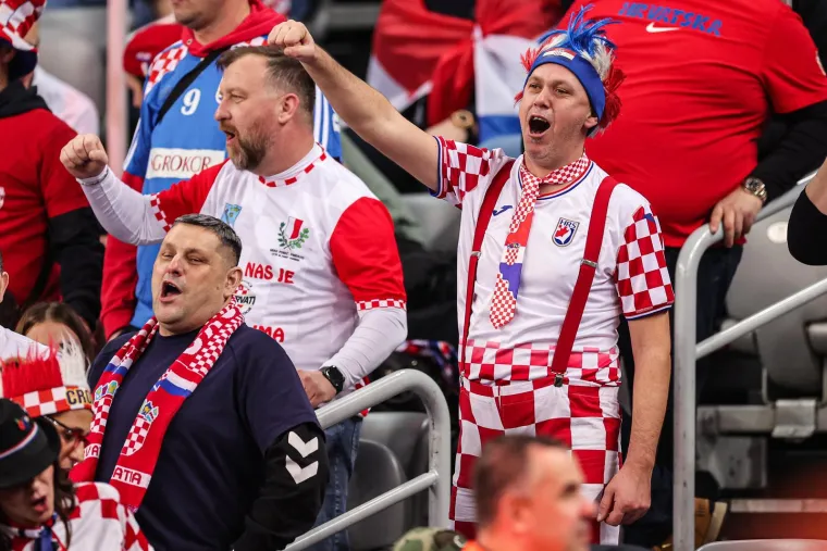 Atmosferu na tribinama zapalile dvije plavuše: Vesele navijačice upale u prvi plan