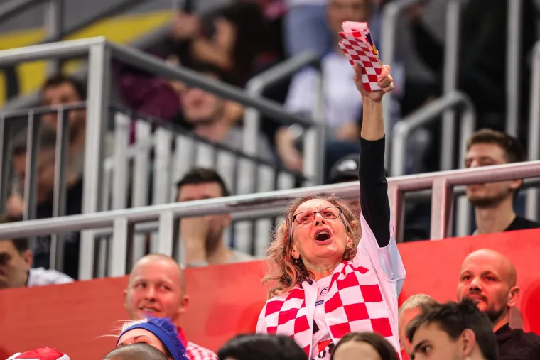 Atmosferu na tribinama zapalile dvije plavuše: Vesele navijačice upale u prvi plan