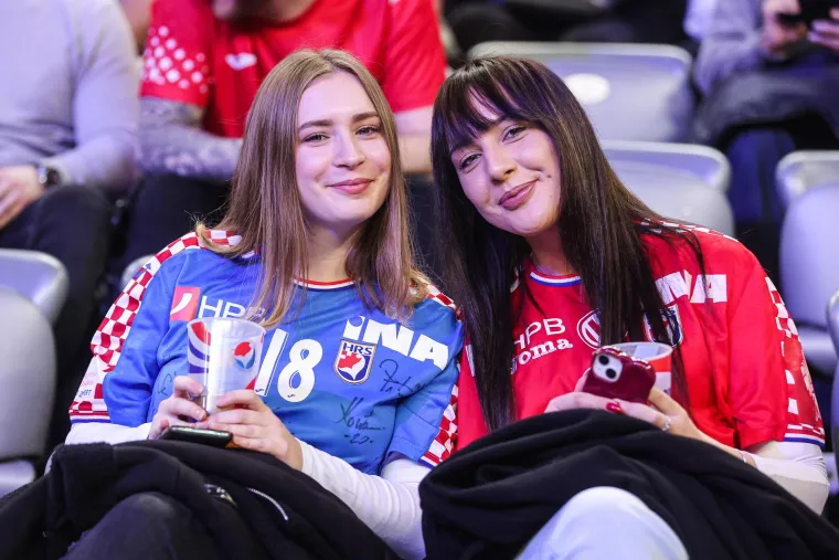 Atmosferu na tribinama zapalile dvije plavuše: Vesele navijačice upale u prvi plan