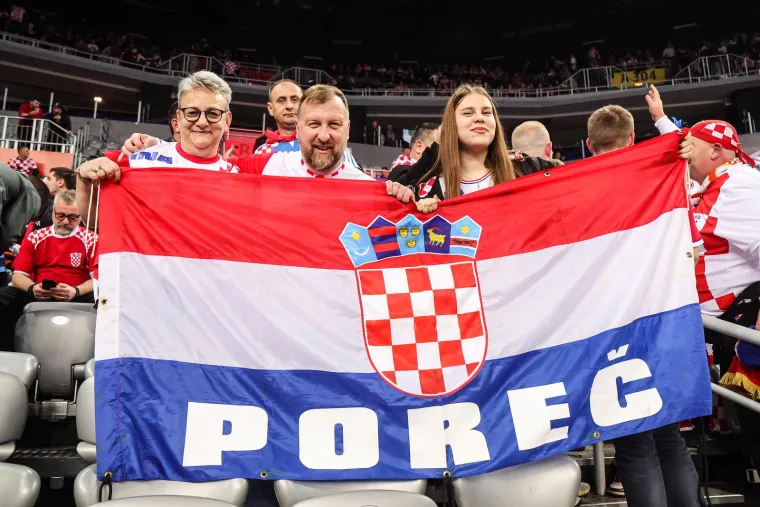 Atmosferu na tribinama zapalile dvije plavuše: Vesele navijačice upale u prvi plan