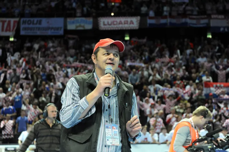 Marijan Ban digao je atmosferu u Spaladium Areni pjesmom Morska vila, koja je bila svojevrsna himna hrvatskih rukometaša i navijača na tom SP-u 2009. 