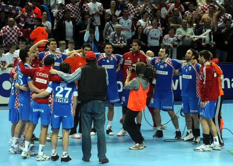 Nakon svake utakmice i pobjede na Svjetskom rukometnom prvenstvu 2009. naši su rukometaši zajedno s navijačima pjevali Morsku vilu od Daleke Obale. 