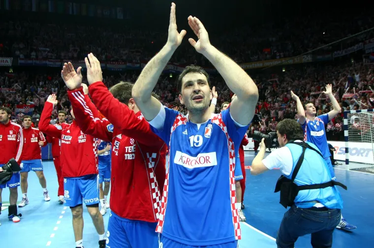 Petar Metličić slavi zajedno s navijačima nakon pobjede protiv Švedske u 5. kolu. 