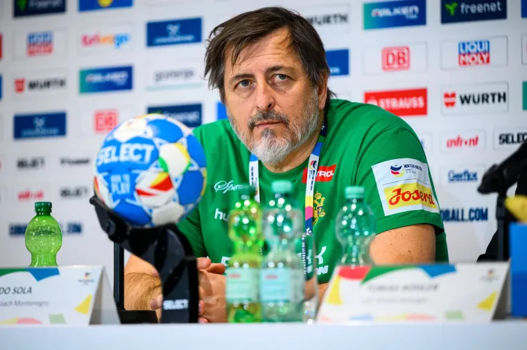 U tom periodu imao je neobojanu kosu.